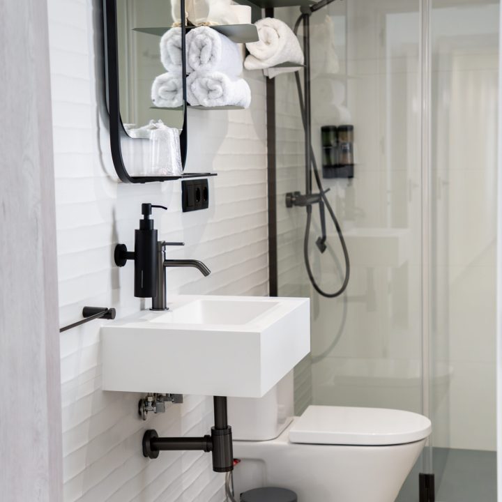 Apartamento con terraza 13A_Baño exterior_1